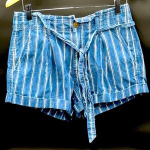 American Eagle baggie denim shorts w/ drawstrings. Size 6. Women.